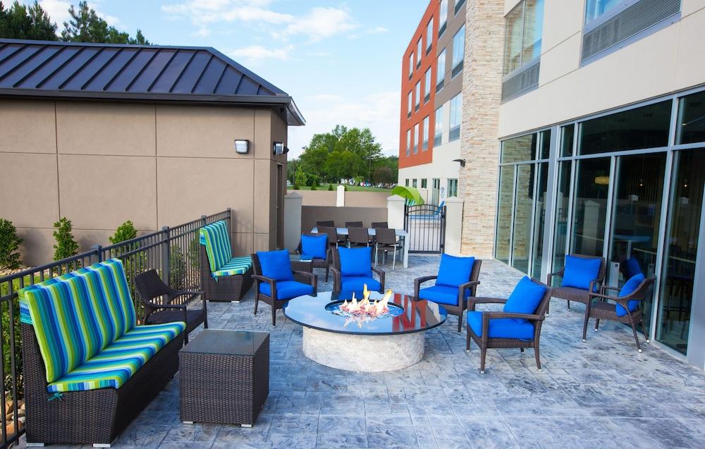 Holiday Inn Express & Suites Greenwood Mall By Ihg Exterior photo