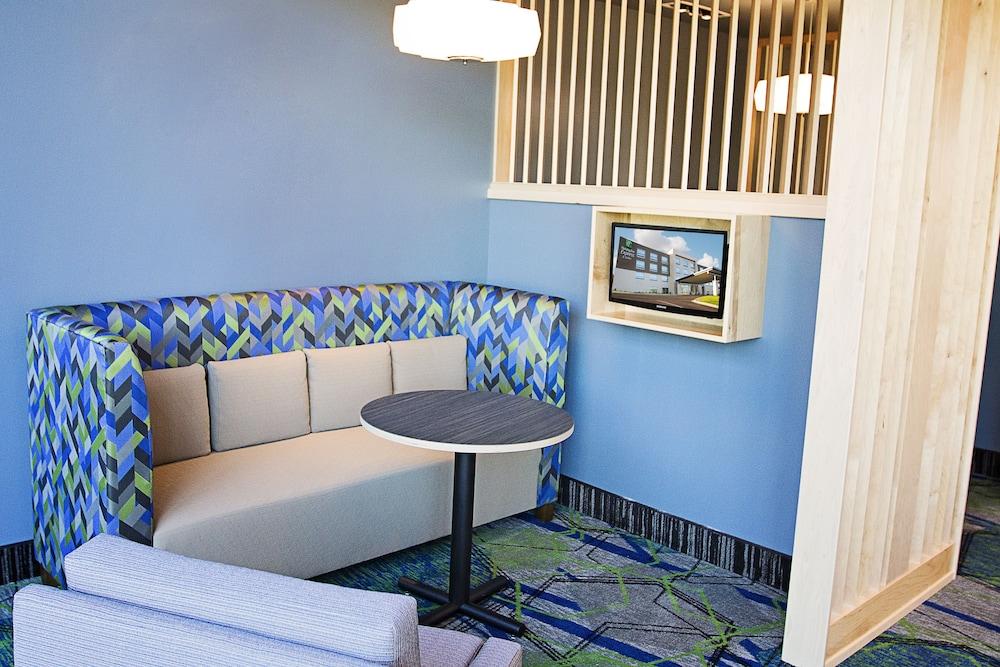 Holiday Inn Express & Suites Greenwood Mall By Ihg Exterior photo